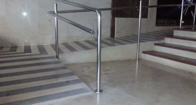 Rampa acceso en portal.