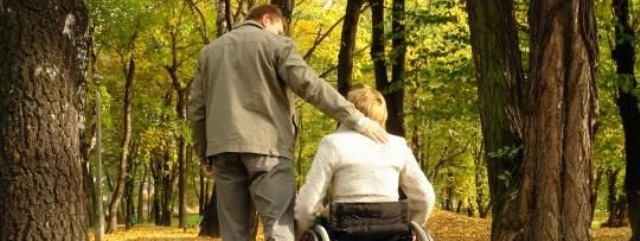 Dos personas pasean por un parque