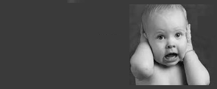 niño tapandose los oidos