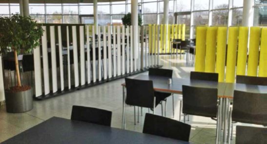 Salón con paneles absorventes