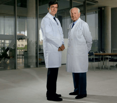 El arquitecto D. Antonio Lamela en su estudio vistiendo su característica bata blanca y corbata