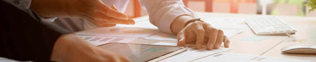 Imagen de dos personas compartiendo información en una sesión de trabajo