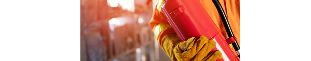Imagen de un extintor transportado por un especialista
