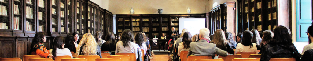 personas en una sala de formación