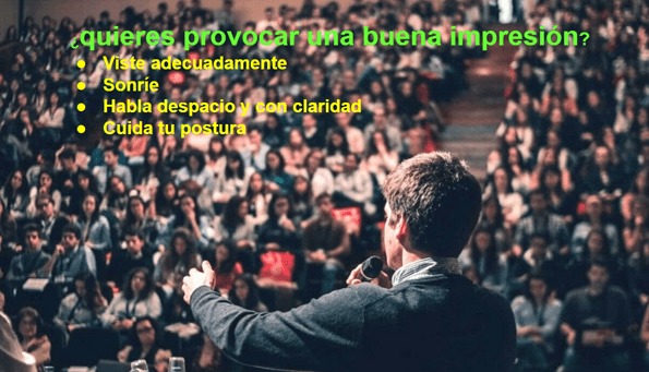 Una persona habla en público con un micrófono en la mano. Sobre la imagen aparecen sobreimpresionadas las 4 condiciones a cuidar para causar una buena impresión